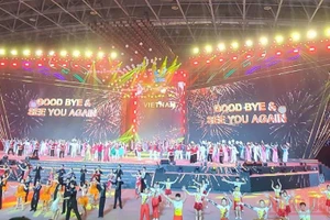 Quang cảnh Lễ bế mạc SEA Games 31. (Ảnh: KHIẾU MINH)