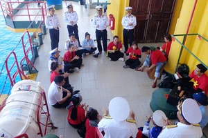 Giao lưu văn nghệ với các chiến sĩ hải quân trên Nhà giàn DK1.