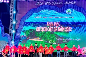 Quang cảnh khai mạc du lịch Cát Bà 2022 tối 7/5.