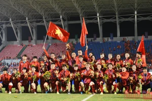 Thầy trò huấn luyện viên Mai Đức Chung nhận Huy chương Vàng SEA Games 31 sau chiến thắng đội tuyển Thái Lan. (Ảnh: THÀNH ĐẠT) 