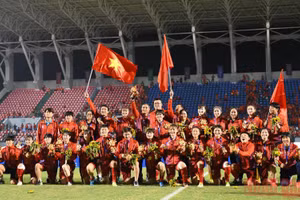 Thầy trò huấn luyện viên Mai Đức Chung nhận Huy chương Vàng SEA Games 31 sau chiến thắng đội tuyển Thái Lan. (Ảnh: THÀNH ĐẠT) 