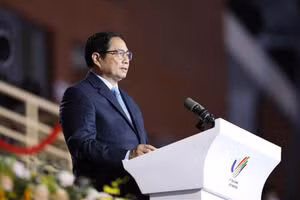 Thủ tướng Phạm Minh Chính phát biểu và tuyên bố bế mạc SEA Games 31. (Ảnh: TTXVN)