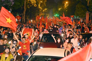 Người dân Thủ đô Hà Nội mừng chiến thắng của Đội tuyển bóng đá nam U23 Việt Nam. (Ảnh ĐĂNG KHOA)