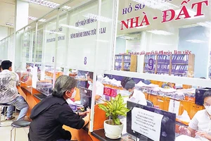 Người dân kê khai thuế tại Chi cục Thuế thành phố Thủ Đức. (Ảnh Thu Dịu)