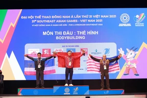 Đằng sau tấm Huy chương Vàng quý giá là nghị lực vươn lên của lực sĩ Đặng Thanh Tùng. (Ảnh: SƠN BÁCH)