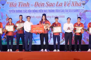 Đại diện lãnh đạo tỉnh Hà Tĩnh trao tặng Bằng khen cho các vận động viên, huấn luyện viên đạt thành tích cao tại SEA Games 31.
