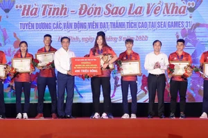 Đại diện lãnh đạo tỉnh Hà Tĩnh trao tặng Bằng khen cho các vận động viên, huấn luyện viên đạt thành tích cao tại SEA Games 31.