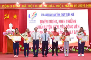 Lãnh đạo tỉnh tặng Bằng khen và hoa chúc mừng 5 VĐV của tỉnh đạt thành tích xuất sắc tại SEA Games 31.