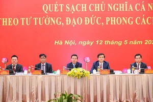 Các đồng chí chủ trì hội thảo. (Ảnh THÀNH ÐẠT) 