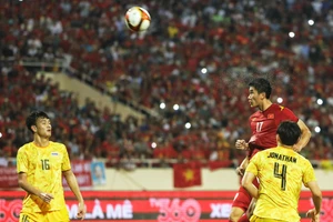 Pha bóng định đoạt trận đấu của Nhâm Mạnh Dũng. (Ảnh: KHIẾU MINH)