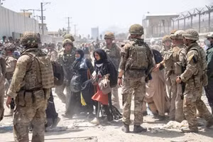 Binh sỹ Anh và Mỹ làm nhiệm vụ hỗ trợ sơ tán tại khu vực sân bay Kabul, Afghanistan. (Ảnh: AFP/TTXVN)