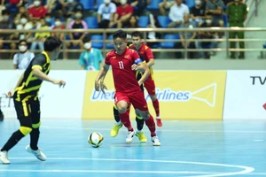 Đội trưởng Văn Vũ bứt tốc dũng mãnh trước cầu thủ của Malaysia. (Ảnh: VFF)