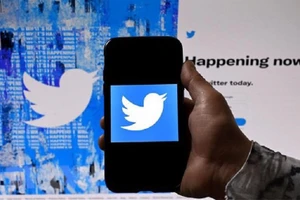 Biểu tượng Twitter trên màn hình điện thoại và máy tính ở Washington, DC, Mỹ. (Ảnh: AFP/TTXVN)