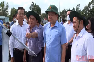 Phó Thủ tướng Lê Minh Khái kiểm tra công trình đường nối Cách mạng Tháng Tám với đường tỉnh 918 trên địa bàn TP Cần Thơ. (Ảnh: THANH TÂM)