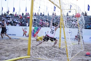 Khoảnh khắc bóng ném bãi biển Việt Nam chiến thắng trận mở màn