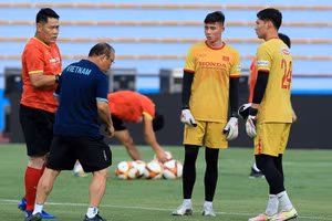 Thầy trò HLV Park Hang-seo tập luyện trên sân Việt Trì chuẩn bị cho SEA Games 31. (Ảnh VFF)