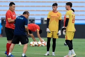 Thầy trò HLV Park Hang-seo tập luyện trên sân Việt Trì chuẩn bị cho SEA Games 31. (Ảnh VFF)