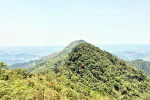 Trên đỉnh Ngọa Vân (núi Bảo Đài) nhìn về phía Hải Dương.