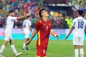 Tiến Linh tiếc sau một cơ hội bị bỏ lỡ. (Ảnh: THÀNH ĐẠT)