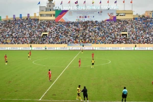 Với 7 điểm sau 3 trận, đội tuyển U23 Malaysia (áo vàng) đã góp mặt tại bán kết bóng đá nam SEA Games 31.