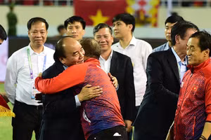 Chủ tịch nước Nguyễn Xuân Phúc chúc mừng và cảm ơn Huấn luyện viên Park Hang-seo. (Ảnh: TRẦN HẢI) 