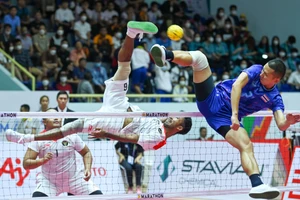 Chiều 17/5, khán giả tại nhà thi đấu Hoàng Mai (Hà Nội) đã được chứng kiến màn tranh tài sôi nổi, quyết liệt cùng những cú vít cầu trên lưới đẹp mắt tại nội dung cầu mây đội tuyển 3 người nam và nữ. (Ảnh: DUY LINH)