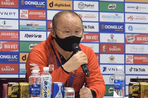 HLV Park Hang-seo trả lời truyền thông sau trận chung kết tối 22/5. (Ảnh: TRẦN HẢI)