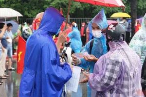 Cò vé chào mời một cặp vé khán đài D với giá 4 triệu đồng. (ẢNH: Sơn Bách)