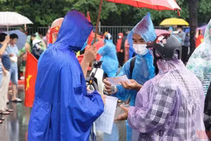 Cò vé chào mời một cặp vé khán đài D với giá 4 triệu đồng. (ẢNH: Sơn Bách)