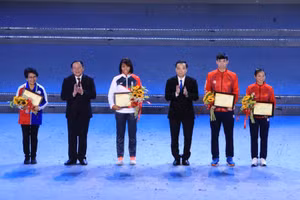 Lãnh đạo Bộ Văn hóa, Thể thao và Du lịch và lãnh đạo TP Hà Nội chúc mừng các vận động viên có thành tích xuất sắc tại SEA Games 31.