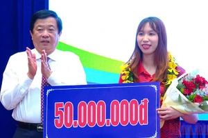 Bí thư Tỉnh ủy Vĩnh Long Bùi Văn Nghiêm trao thưởng cho vận động viên đạt Huy chương Vàng.