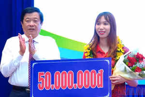 Bí thư Tỉnh ủy Vĩnh Long Bùi Văn Nghiêm trao thưởng cho vận động viên đạt Huy chương Vàng.