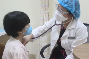 Bác sĩ Kim Thoa khám cho bệnh nhi.