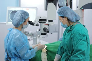 Bác sĩ phẫu thuật mắt cho bệnh nhân. (Ảnh minh họa)