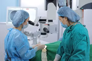 Bác sĩ phẫu thuật mắt cho bệnh nhân. (Ảnh minh họa)