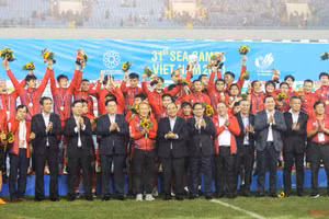  Chủ tịch nước Nguyễn Xuân Phúc, Thủ tướng Chính phủ Phạm Minh Chính, Chủ tịch Quốc hội Vương Đình Huệ, Thường trực Ban Bí thư Võ Văn Thưởng và các đại biểu chụp ảnh chung với Đội tuyển bóng đá U23 Việt Nam vừa giành Huy chương Vàng môn Bóng đá nam SEA Games 31 (Ảnh: KHIẾU MINH)  