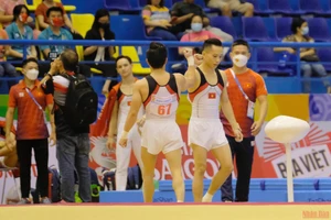 Những cái chạm tay như truyền thêm ngọn lửa nhiệt huyết và quyết tâm. (Ảnh: Minh Phú)