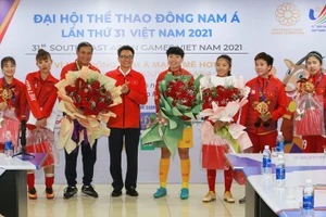 Phó Thủ tướng Vũ Đức Đam chúc mừng đại diện ban huấn luyện, nữ cầu thủ Việt Nam. (Ảnh: VGP) 