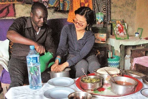 Rót nước cho khách rửa tay trước khi ăn.