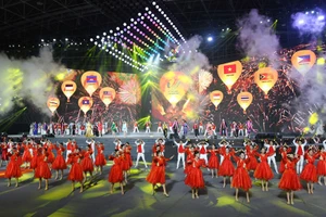 Màn trình diễn tại Lễ bế mạc SEA Games 31. (Ảnh: THÀNH ĐẠT)