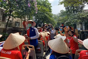 Đoàn vận động viên Thái Lan trải nghiệm du lịch thành phố bằng xe bus hai tầng.