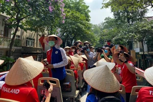 Đoàn vận động viên Thái Lan trải nghiệm du lịch thành phố bằng xe bus hai tầng.