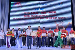 Đồng chí Phạm Xuân Thăng, Ủy viên Trung ương Đảng, Bí thư Tỉnh ủy Hải Dương trao tặng Bằng khen các vận độn viên, huấn luyện viên đạt thành tích xuất sắc tại SEA Games 31.