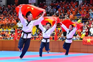 Trần Hồ Duy, Nguyễn Đình Khôi, Nguyễn Thiên Phụng ăn mừng sau khi giành Huy chương Vàng nội dung Quyền tiêu chuẩn đồng đội nam.