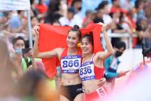 Ảnh đẹp SEA Games 31: Niềm hạnh phúc của 2 vận động viên điền kinh Nguyễn Thị Hiền và Quách Thị Lan