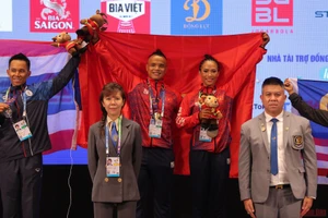 Hai lực sĩ Trần Hoàng Duy Thuận và Bùi Thị Thoa xuất sắc giành tấm Huy chương Vàng quý giá. (Ảnh: SƠN BÁCH)