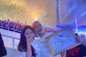 Niềm hạnh phúc sau màn cầu hôn độc đáo nhất mùa SEA Games 31. (Ảnh: MAI ANH)