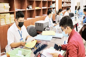 Người dân làm thủ tục hồ sơ nhà, đất tại thành phố Thủ Đức. (Ảnh SỸ HƯNG)