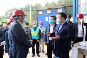 Bí thư Thành ủy Hà Nội Vương Đình Huệ kiểm tra công trường xây dựng Nhà máy đốt rác phát điện tại Khu liên hợp xử lý chất thải Sóc Sơn.