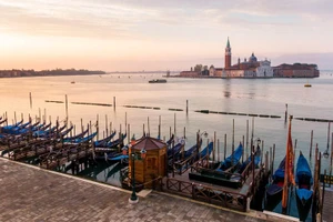 Bến tàu Gondola ở Venice, Italy đìu hiu vì lệnh phong tỏa nhằm ngăn chặn Covid-19 hồi đầu năm nay (Ảnh: THE GUARDIAN)